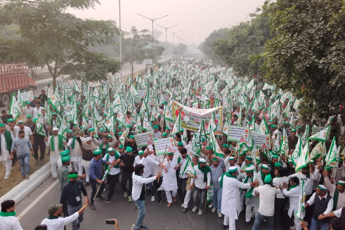 Why are farmers marching from Noida to Delhi today?