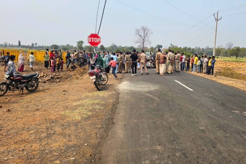 कुक्षी में चूना पत्थर खदान का विरोध करते लोग, फोटो सौजन्य: उमंग सिंघार, नेता प्रतिपक्ष, मध्य प्रदेश/सोशल मीडिया