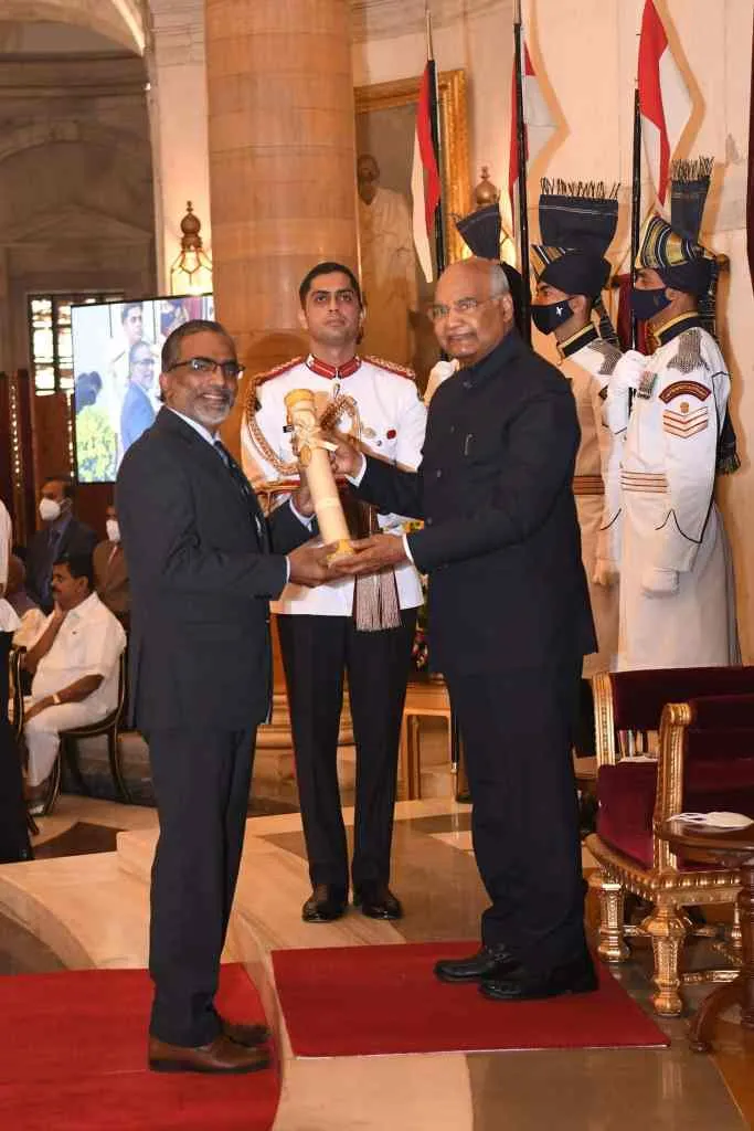 President Kovind presents Padma Shri to Prof T. Pradeep for Science and Engineering. 