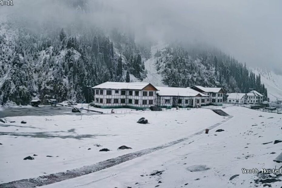 Kashmir, Himachal, Uttarakhand Witness Early Snowfall; Temp Drop Sharply