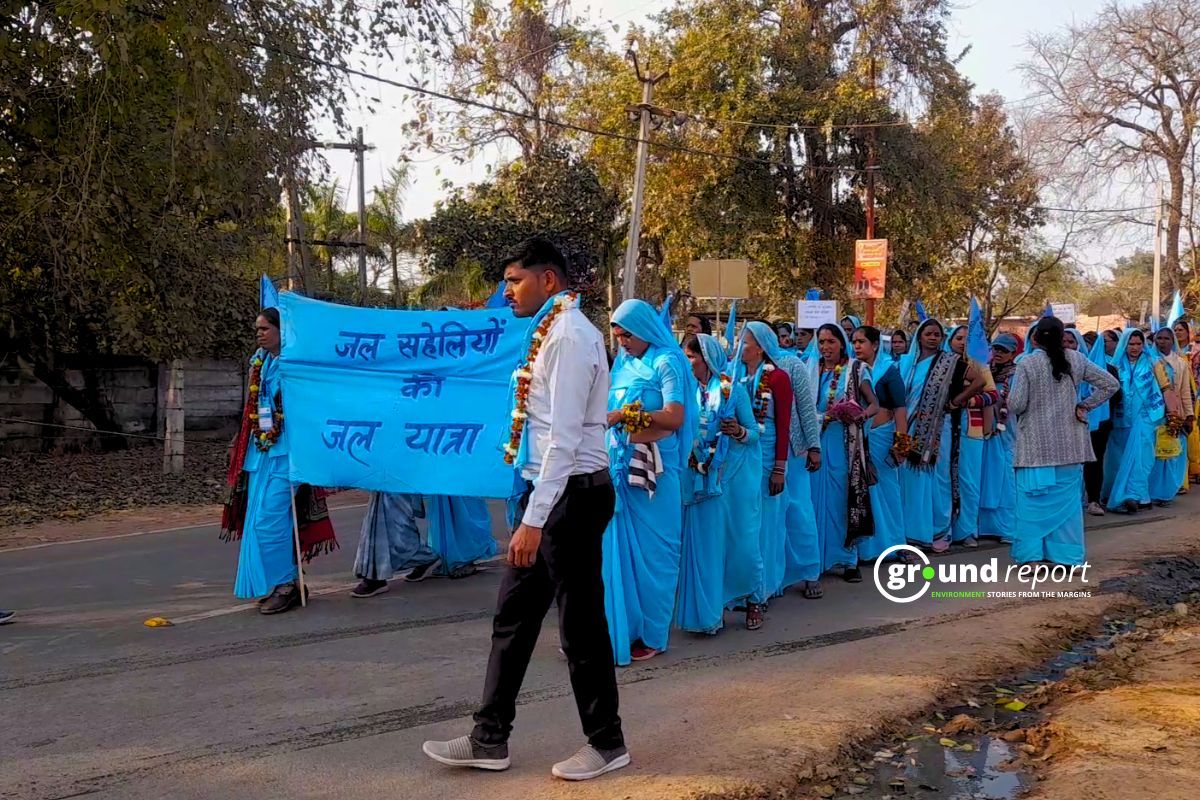बुंदेलखंड के गांवों में जल संचय की गुहार लगाती जल सहेलियों की टोली