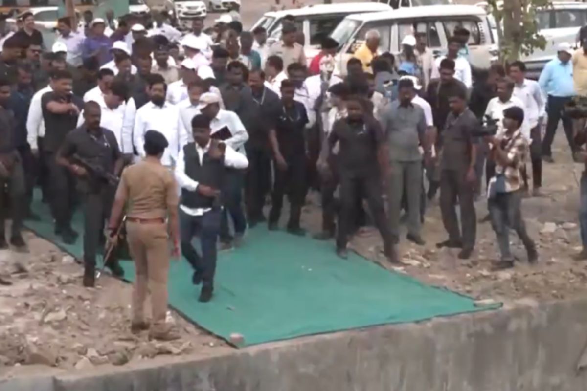 Green carpet laid for Maha CM Eknath Shinde for Sewage Inspection