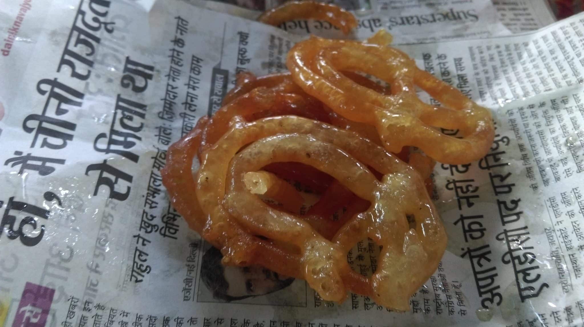 अख़बार में पूड़ी-जलेबी खाने वाले सावधान! FSSAI ने दी चेतावनी, यह घातक बीमारी...