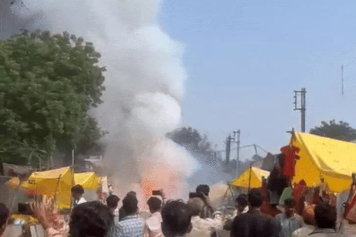 धार: पटाखा दुकान में लगी भीषण आग, 20 दुकानें खाक, 6 लोग झुलसे