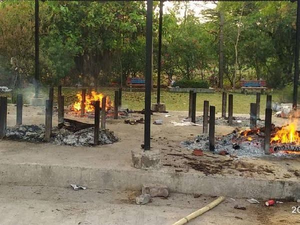 Mass cremations begin as Delhi faces deluge of COVID-19 deaths