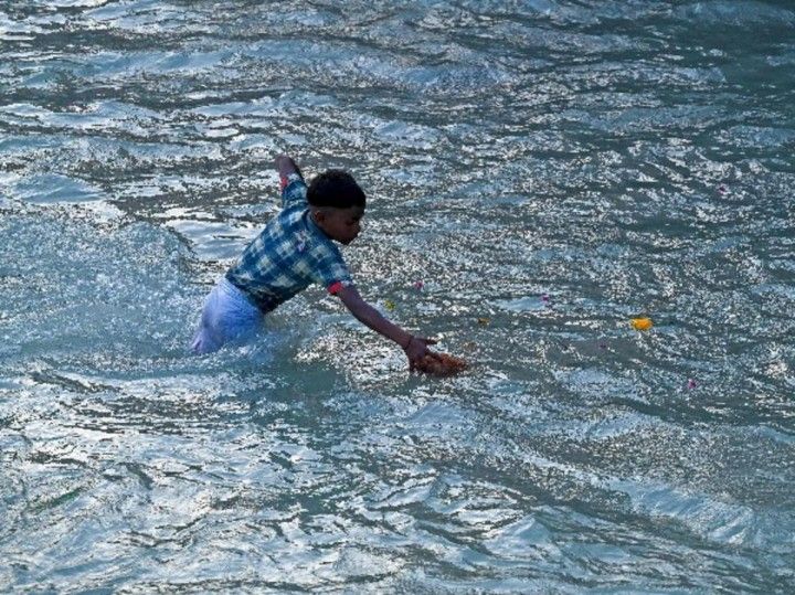 Story of Indian coin Hunters who fish for Coins to survive in the Ganges