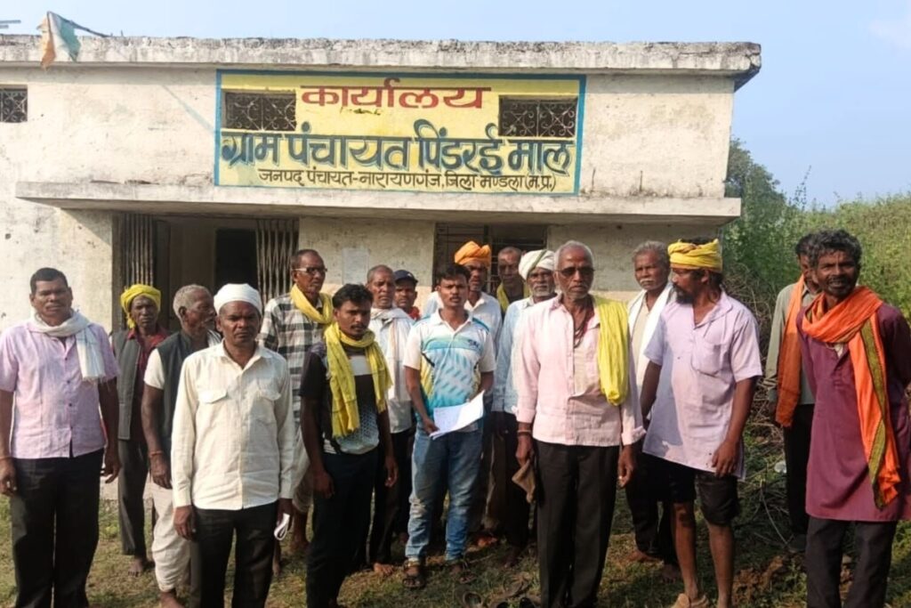 Residents of Pindrai Mal village are demanding the Bargi Lift Irrigation Scheme to provide water to their fields. However, dam officials are refusing to provide water. Photo by Sanawar Shafi