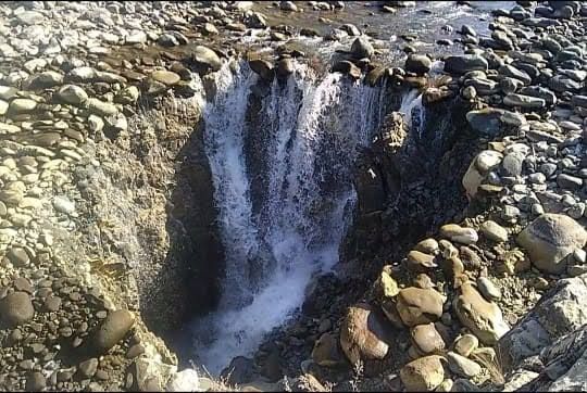 What is Sinkhole that is killing aquatic species in Kashmir?