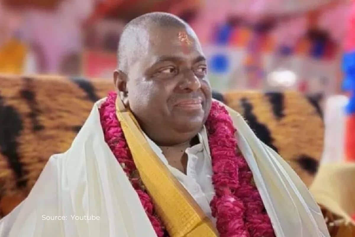 How does Karauli Baba Santosh Singh Bhadoria make people fool?