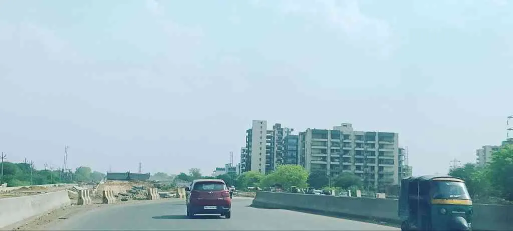 Societies around the expressway face dust issues, air and noise pollution