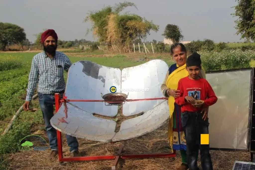 Rajendra Singh cooking food on Prince model of solar concentrator, Village Asrawad Buzurg | Photo: Rajeev Tyagi<br />