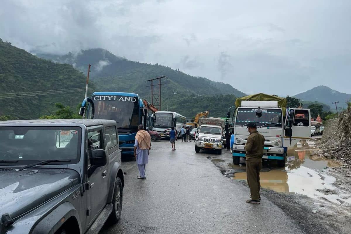 Delhi-Manali road blocked due to landslide, 2000 tourists stranded