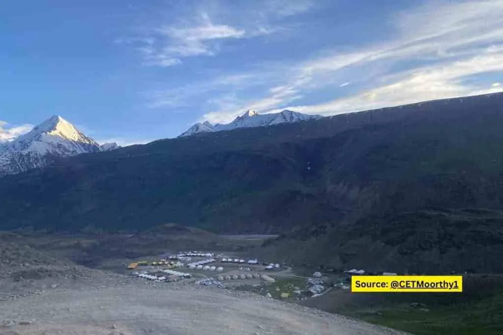 300 tourists have been stranded in Chandratal,