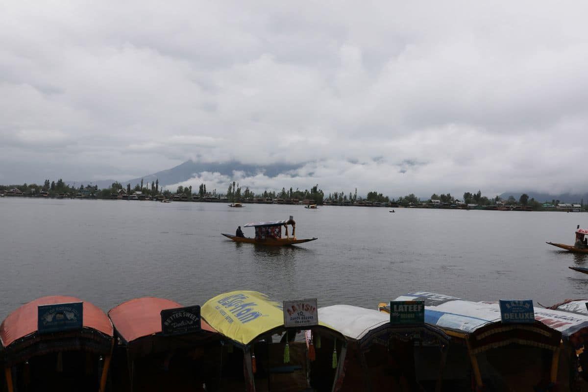 J&K: No respite from heat, “hot & dry” weather to continue atleast for a week