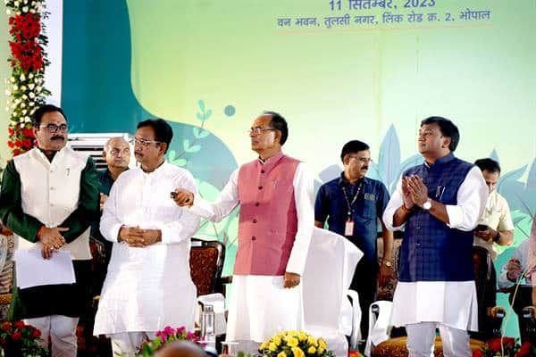 MP:वन और वन्य-प्राणियों की सुरक्षा में शहीदों के परिवारों को 10 लाख से बढ़ाकर 25 लाख रुपए अनुग्रह राशि दी जाएगी