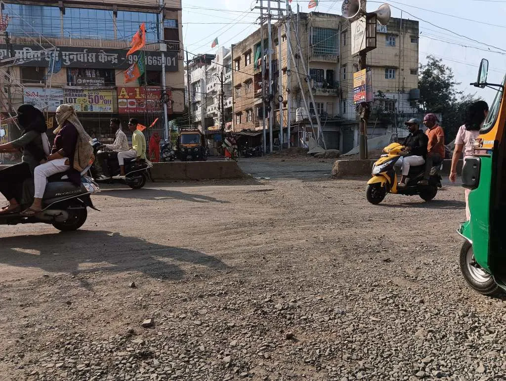 मुख्य सड़क के बीच टूटा हुआ डिवाईडर Huzur Vidhansabha