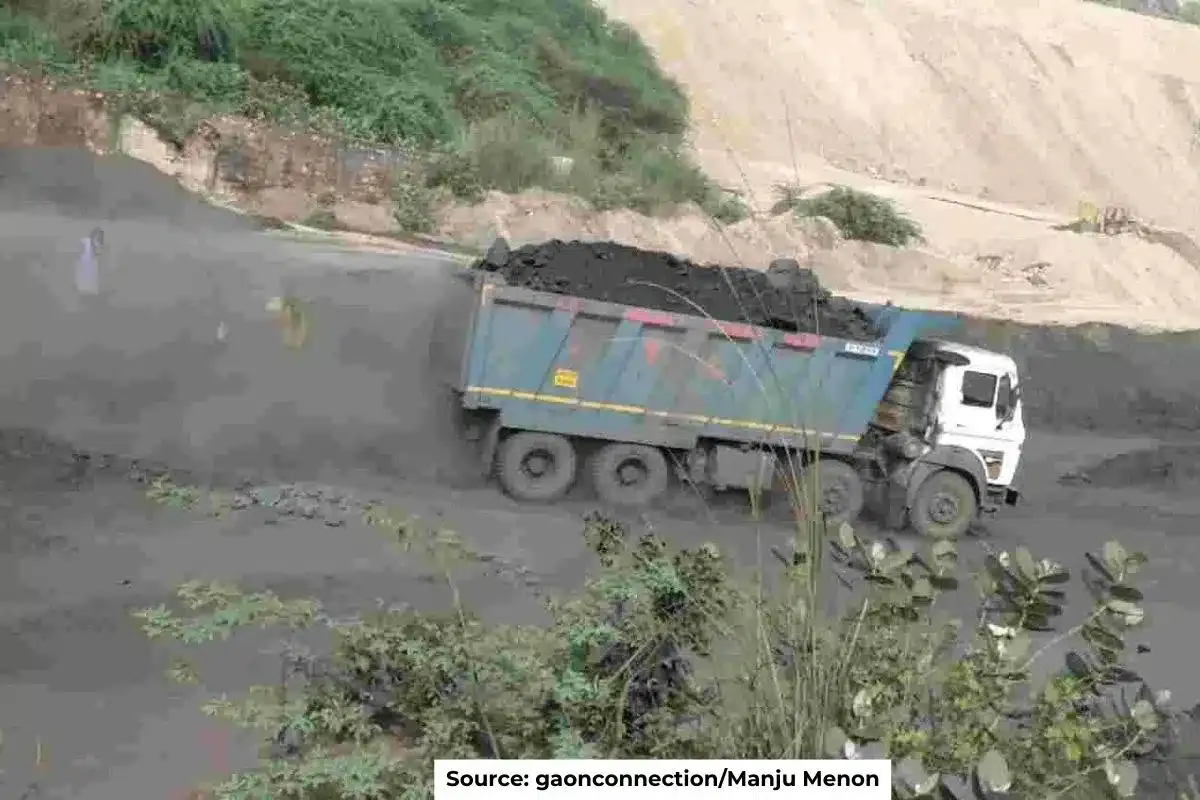 Coal fly ash transportation in open trucks causing air pollution in Singrauli and Sonbhadra