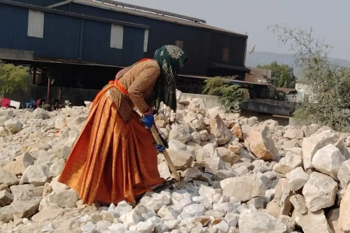 रोज़गार से वंचित महिलाएं मजदूरी को मजबूर