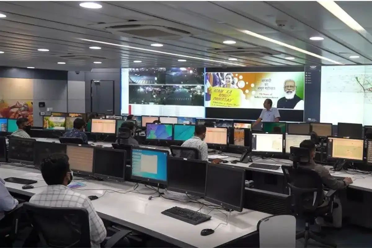 Ensuring an efficient traffic management in the city, Ujjain's #ICCC is offering a real time monitoring through smart cameras & e-challan system. The system is helpful in building better road safety standards & improved prosecution in the city.