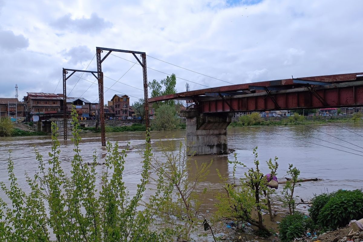 Gandbal: Boat mishap on Jhelum river raises questions, demands answers on bridge delay