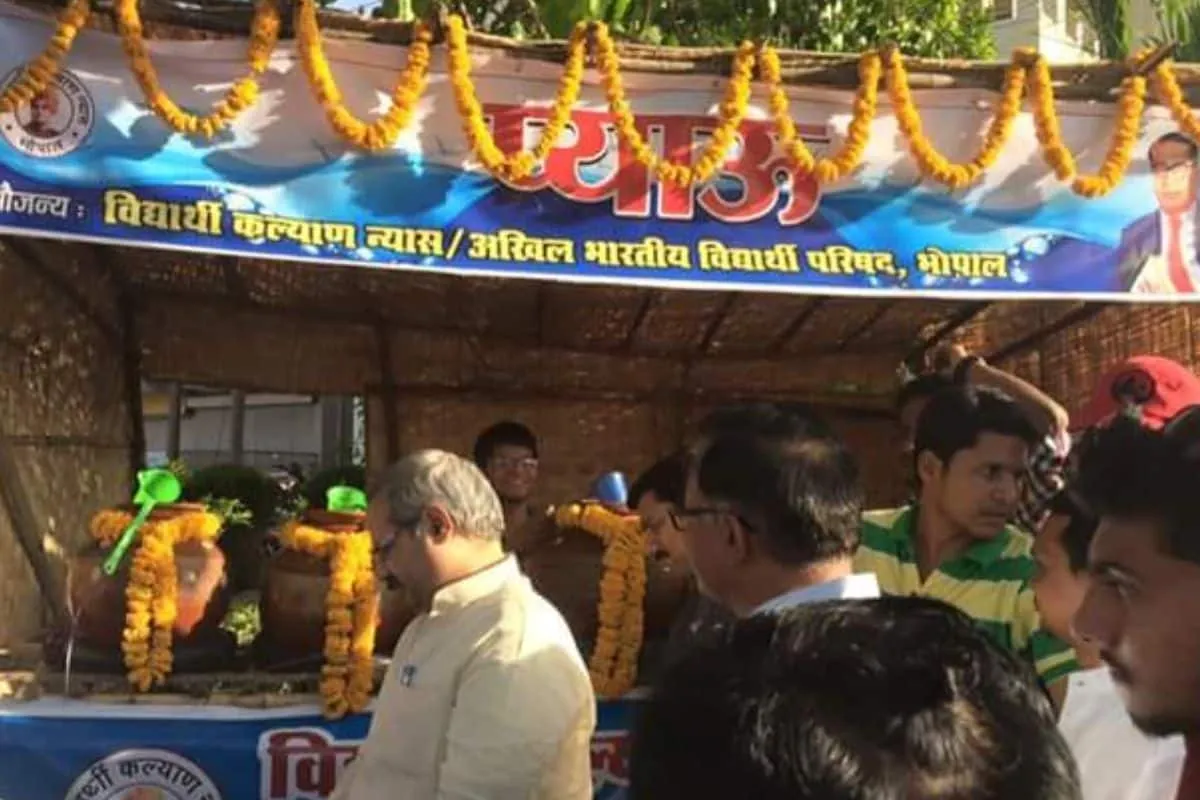 Water stalls are installed to provide cold water to the travelers in summer.