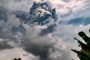 इंडोनेशिया में ज्वालामुखी विस्फोट, 6 किलोमीटर तक छाए राख के बादल