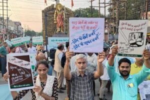 इंदौर के वृक्षों को बचाने के लिए नागरिकों ने बनाई मानव श्रृंखला