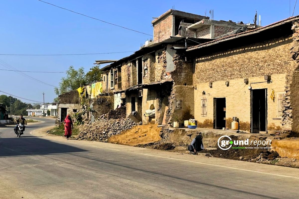 भाऊखेड़ी में चौड़ी सड़क बनकर तैयार, लोग अपने टूटे घर अब-तक बना न सके