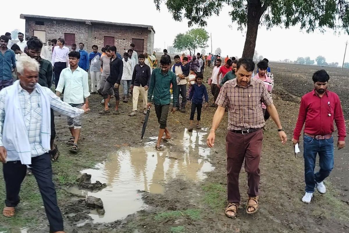 कुंडलपुर गांव में बारिश में जहां तहां पानी भर जाता है