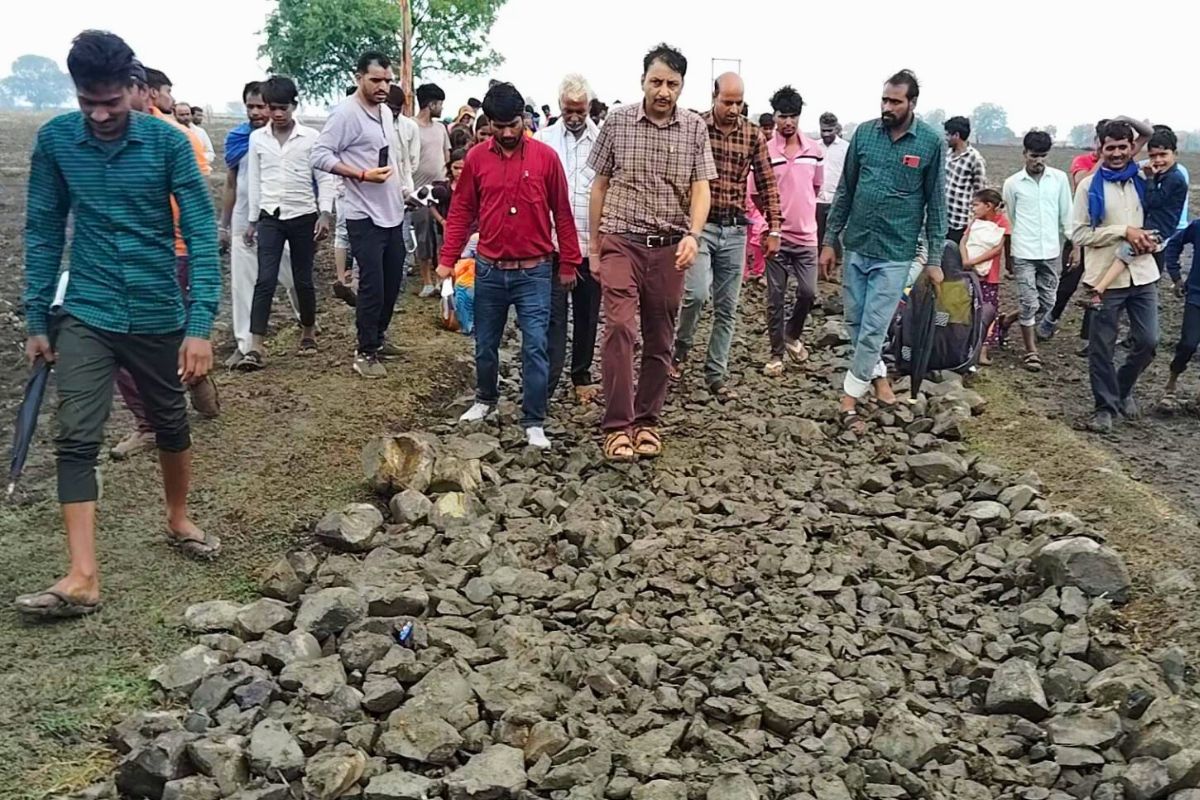 Road made by villagers in Kundalpur Vidisha