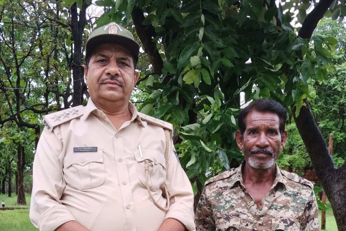 आर.पी.अर्जरिया, रेंज ऑफिसर हिनौता पीटीआर, के साथ श्री मनीराम गौंड