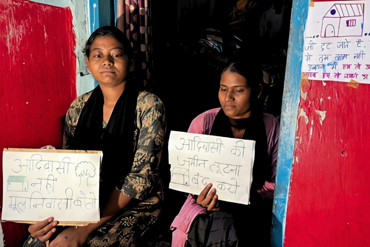 अपने घरों को बुल्डोज़ होने से बचाने के लिए लोग भावनात्मक अपील कर रहे हैं