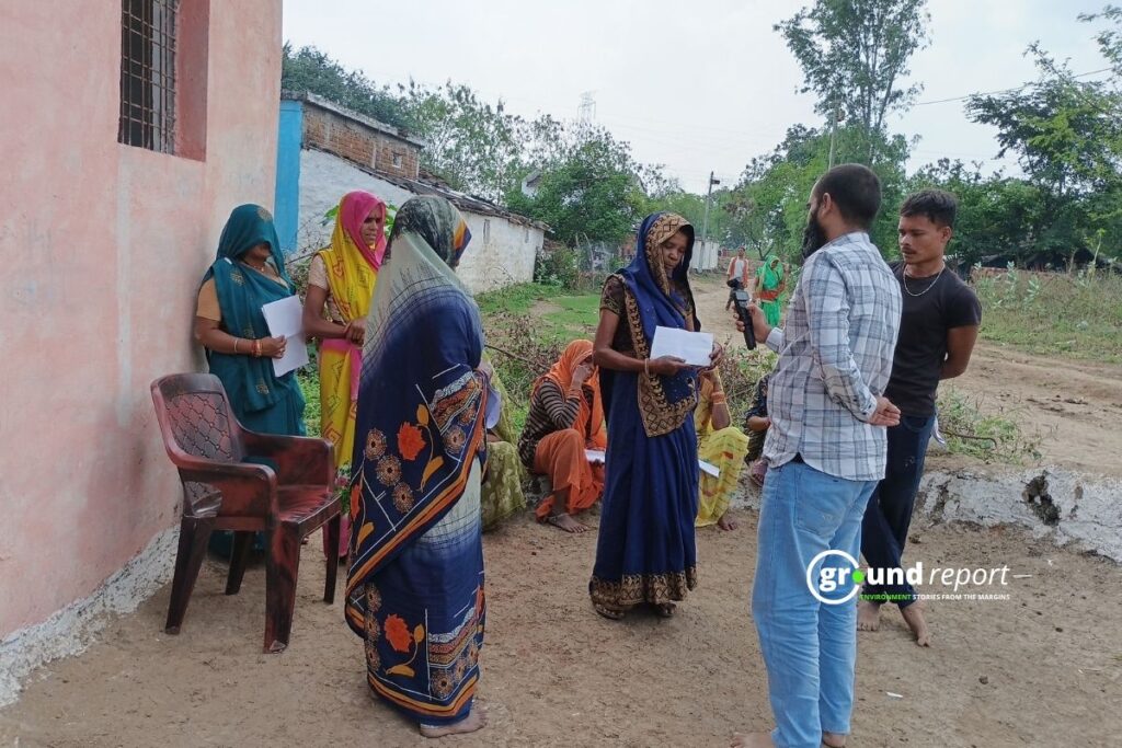 women talking about displacement banda