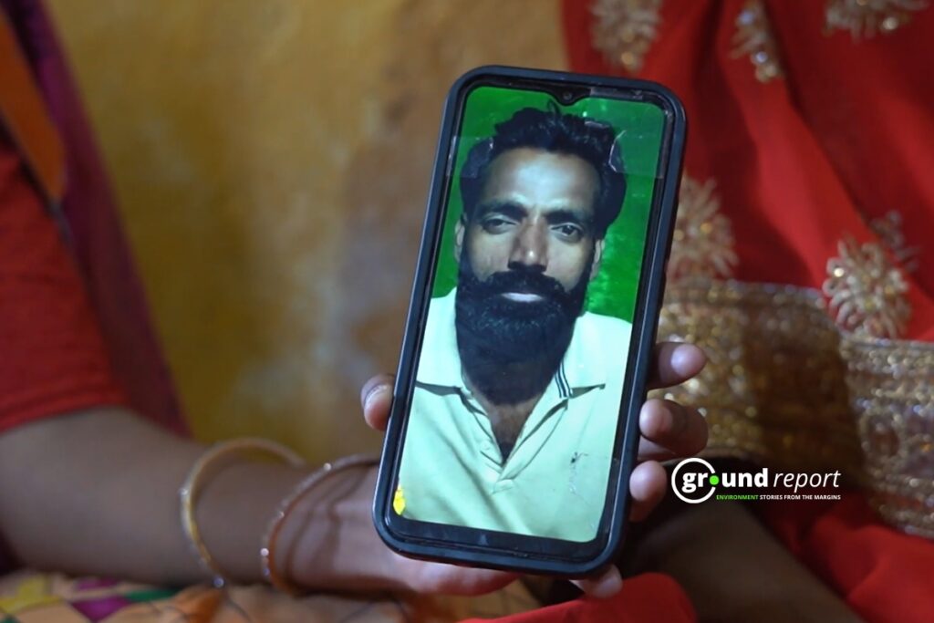 फोन में अजय की तस्वीर दिखाती उनकी भाभी क्योंकि घर में उनकी कोई फ्रेम की हुई तस्वीर नहीं है