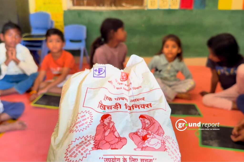 Khichdi prepared at Poshan Aahar Plants being distributed to children at an Anganwadi. Photo: Pallav Jain, Village Sekdakhedi, Sehore, Madhya Pradesh