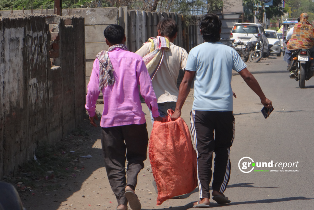 Some youths carrying LPG cylinders — Photo: Chandrapratap Tiwari, Bhopal