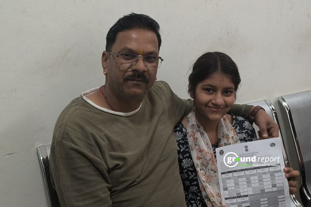 ANM Rekha Dwivedi administers the HPV vaccine to a girl at Rajgarh District Hospital. Photo: Abdul Waseem Ansari.