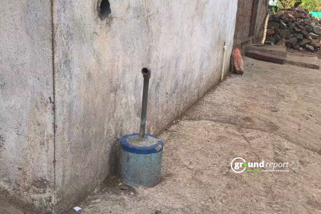 गांव में लगे नल जिसमें टोटियां गायब हैं