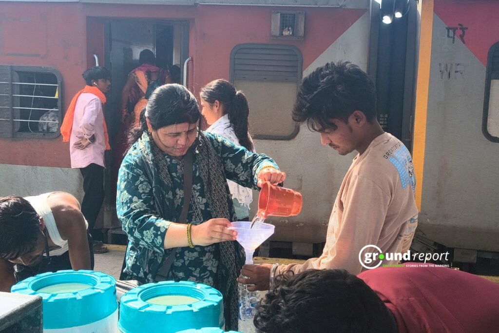 यात्रियों की पानी की बोतल भरती, महिला संगठन की सदस्य