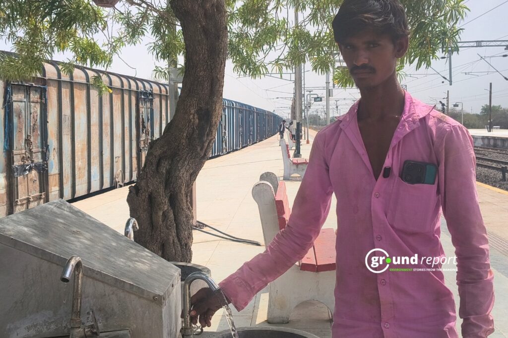 यात्री पानी पीने के लिए नल खोलते हैं लेकिन उससे गरम पानी आता है