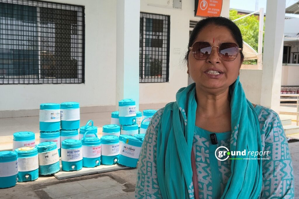 रचना भार्गव, समाज सेविका, पिछले 9 सालों से रेलयात्रियों को ठंडा पानी पिला रही हैं