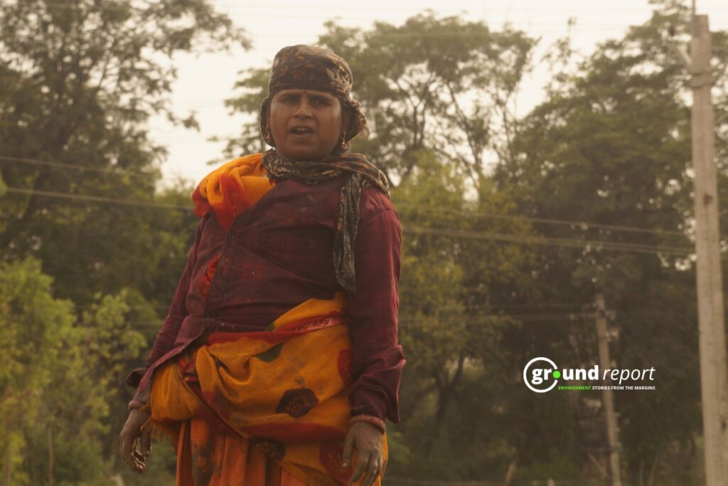 Agricultural laborer Rina explains that if it doesn't rain, she won't get any wage work either, Mugaliya Chhap village, Photo by Rajeev Tyagi