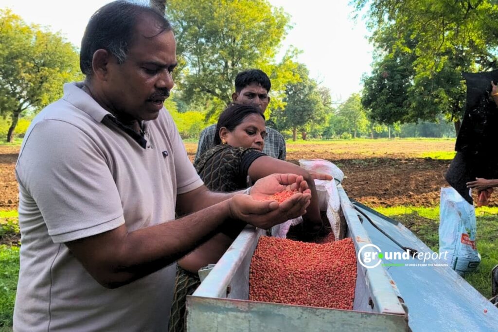 किसानों को कृषि वैज्ञानिक बुवाई की आधुनिक तकनीकों के बारे में बताते हुए, फोटो राजगढ़