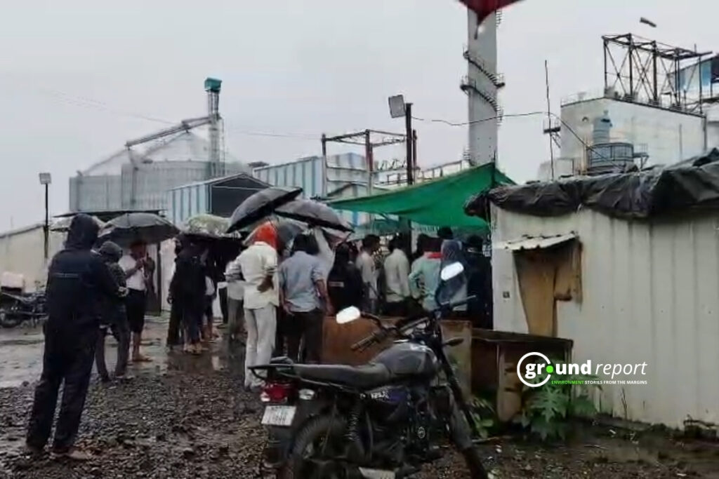 इथेनॉल फैक्ट्री के बाहर प्रदर्शन करते ग्रामीण