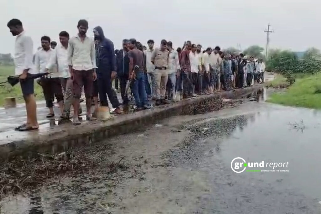 अधिकारीयों को प्रदूषित नाला दिखाते हुए ग्रामीण