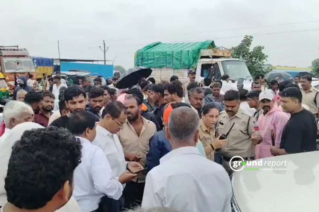तहसीलदार और थाना प्रभारी ग्रामीणों से बात करते हुए