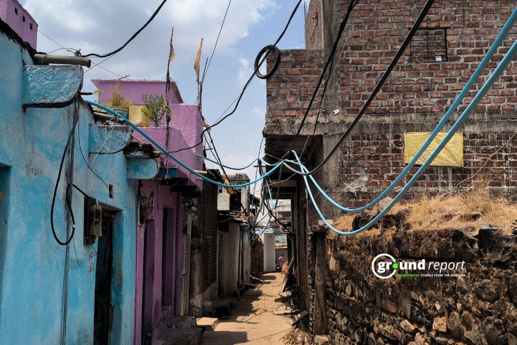 भोजपुर गांव में लोग हवा में पाईप लाईन बिछाकर अपने घरों तक पानी लेकर आए हैं | फोटो:अब्दुल वसीम अंसारी