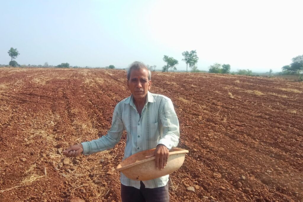 नीमच जिले के 56 साल के किसान लक्ष्मीनारायण शर्मा जून में सोयाबीन और मूंगफली, फोटो सनव्वर शफी