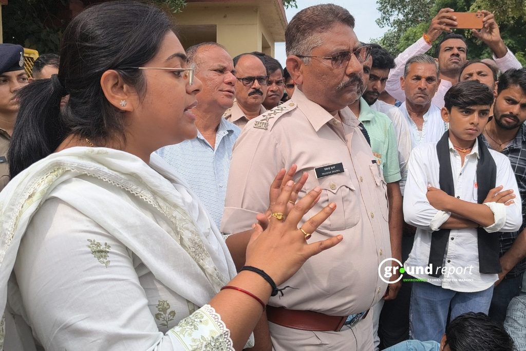 ज्ञापन देने आए किसानों को डिप्टी कलेक्टर निधि भारद्वाज ने आश्वासन दिया | फोटो: अब्दुल वसीम अंसारी