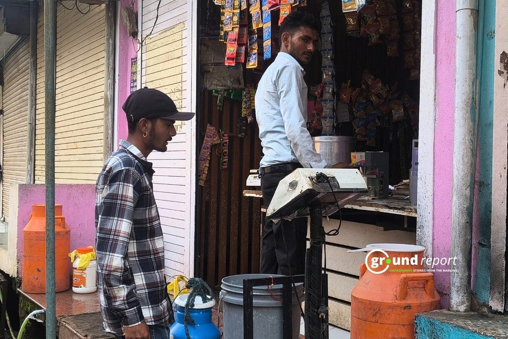 दुकानों पर दूध लेने पहुंचे आम लोगों को परेशानियों का सामना करना पड़ा | फोटो: अब्दुल वसीम अंसारी